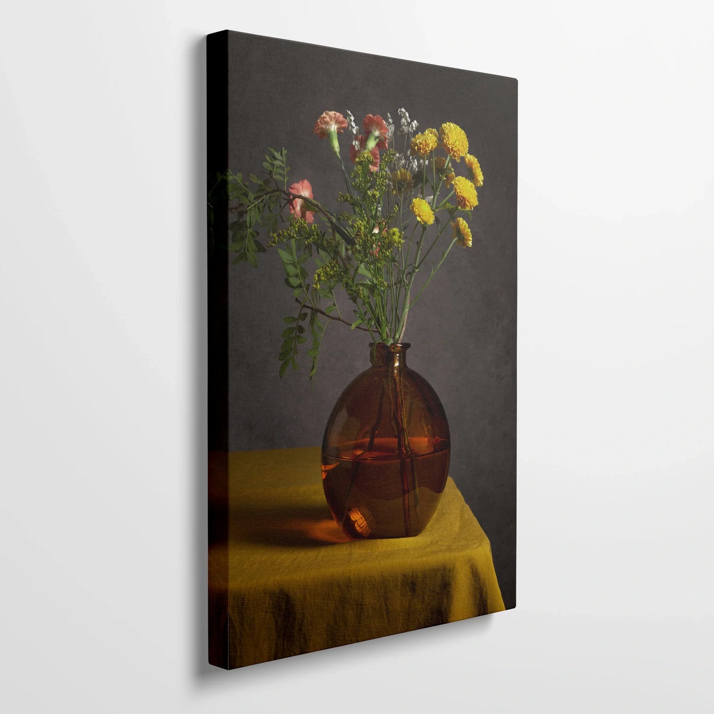 Tablou Flori - Buchet de Flori Expresiv Într-O Vază Elegantă - vedere din lateral