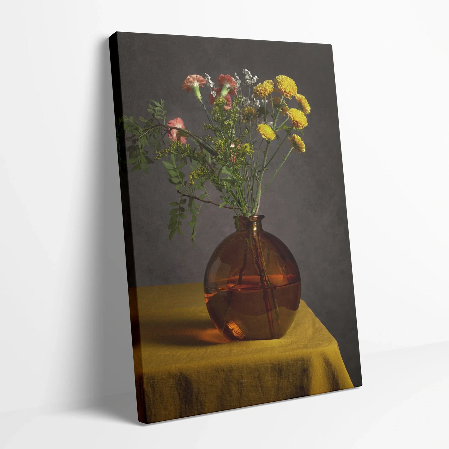Tablou Flori - Buchet de Flori Expresiv Într-O Vază Elegantă - vedere din lateral sprijinit perete