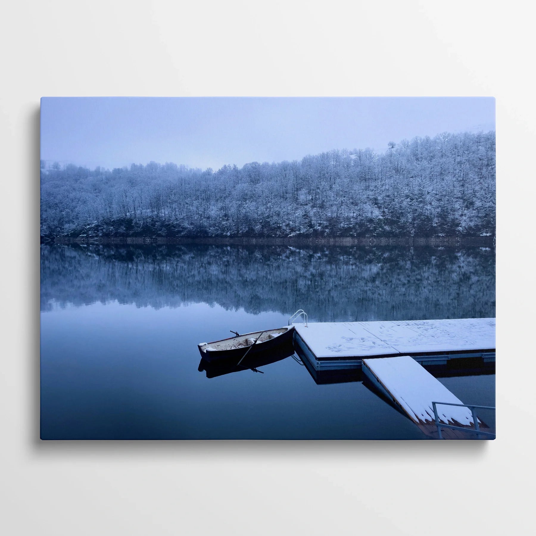 Tablou Peisaje - Lac Înghețat cu Barcă Pe Ponton - vedere din fata