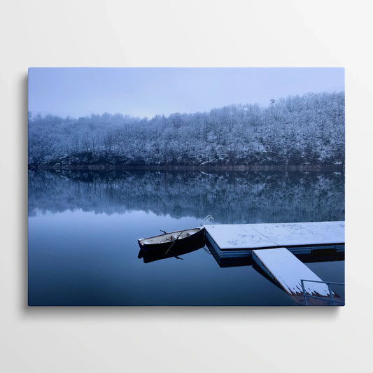 Tablou Peisaje - Lac Înghețat cu Barcă Pe Ponton - vedere din fata